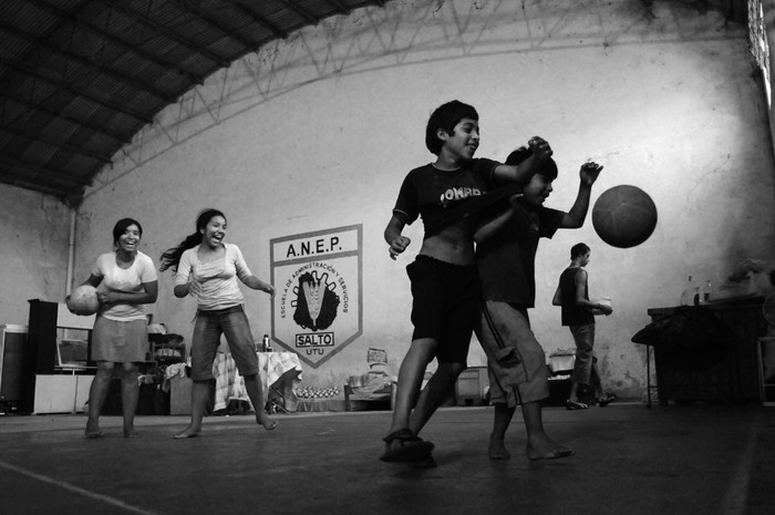 Niños evacuados en el gimnasio de la UTU de Salto.  · Foto: Pablo Nogueira