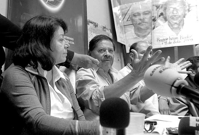 Los miembros del Frente de Resistencia contra el Golpe de Estado y el Comité de Familiares de Detenidos Desaparecidos en Honduras, Bertha Oliva y Rafael Alegría, en rueda de prensa en la que denunciaron la muerte de un joven por disparos de la Policía, y que se detuvo a una treintena de personas en las últimas 24 horas.  · Foto: Efraín Salgado