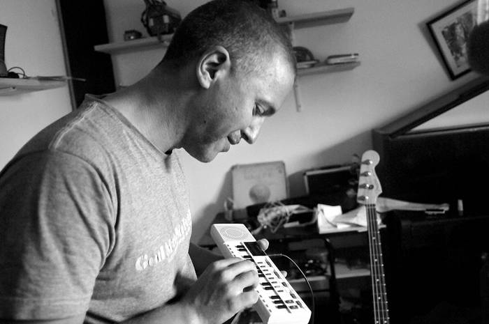 En su estudio, con un pequeño instrumento Casio de segunda mano recién comprado · Foto: Ricardo Antúnez
