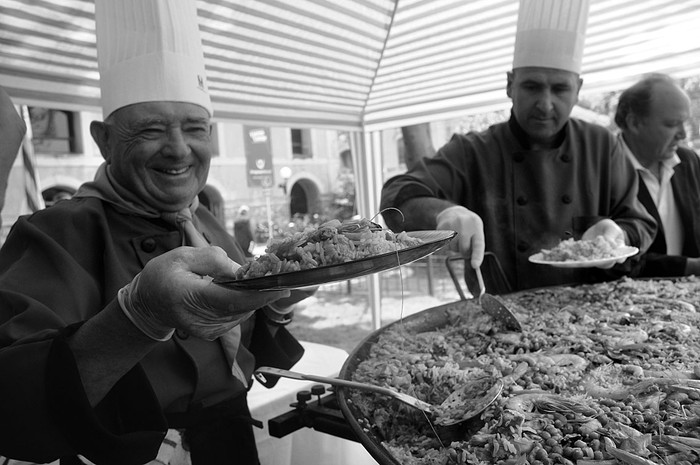 Lanzamiento de la paella más grande de Sudamérica, ayer, en la explanada del Ministerio de Turismo.  · Foto: Pablo Nogueira