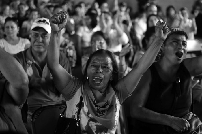 Simpatizantes del depuesto presidente hondureño, Manuel Zelaya, protestan ayer en Tegucigalpa.   · Foto: EFE, Ulises Rodríguez