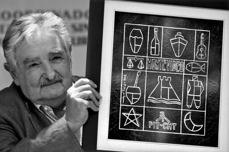 José Mujica, recibió un cuadro de parte del Pit-Cnt, ayer, cuando concurrió al acto de cierre de la Cumbre Sindical del Mercosur. · Foto: Javier Calvelo José Mujica, recibió un cuadro de parte del Pit-Cnt, ayer, cuando concurrió al acto de cierre de la Cumbre Sindical del Mercosur. · Foto: Javier Calvelo
