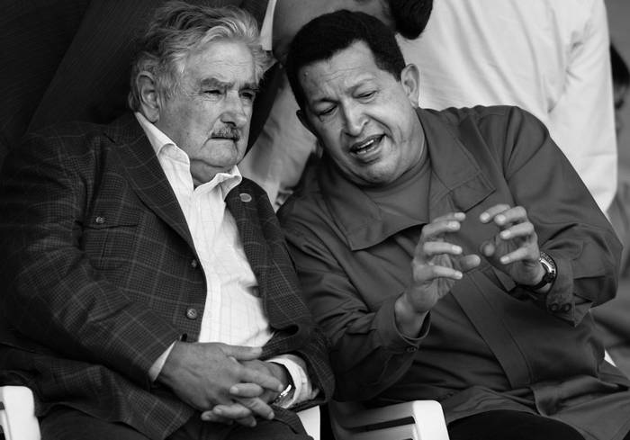 José Mujica y Hugo Chávez, ayer, durante el acto realizado frente a la planta de Envidrio en el Parque Tecnológico Industrial del Cerro luego de visitar el emprendimiento que contó con financiamiento del gobierno de Venezuela.  · Foto: EFE, Iván Franco