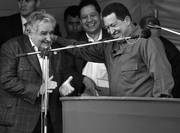 José Mujica y Hugo Chávez, ayer, durante el acto realizado frente a la planta de Envidrio en el Parque Tecnológico Industrial del Cerro luego de visitar el emprendimiento que contó con financiamiento del gobierno de Venezuela. 