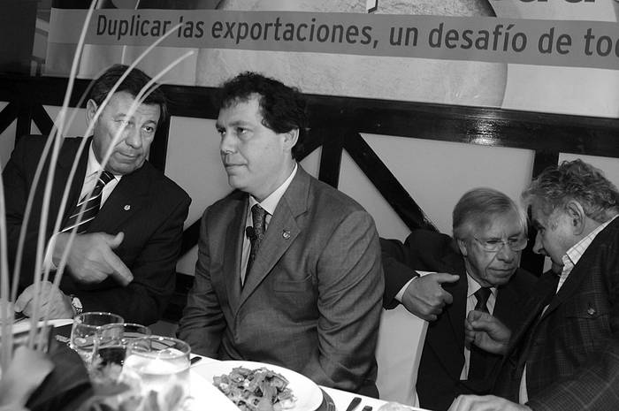 Rodolfo Nin Novoa, Alejandro Bzurovski, Danilo Astori y José Mujica, el viernes durante el almuerzo del día del exportador.  · Foto: Ricardo Antúnez