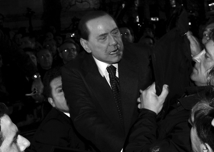 El primer ministro italiano, Silvio Berlusconi, fotografiado después de ser agredido por un hombre al término de un acto en la plaza del Duomo, en Milán.  · Foto: Efe, Livio Anticoli