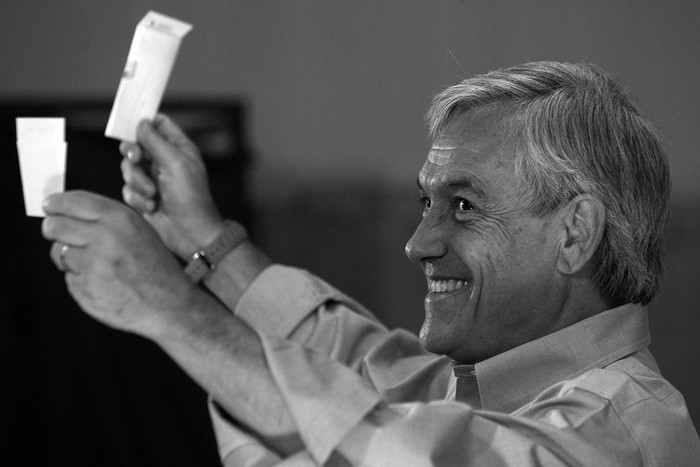 El candidato a la presidencia chilena de la oposición de derecha, Sebastián Piñera, muestra su voto a la prensa al ejercer su derecho al sufragio.  · Foto: EFE, Ian Salas