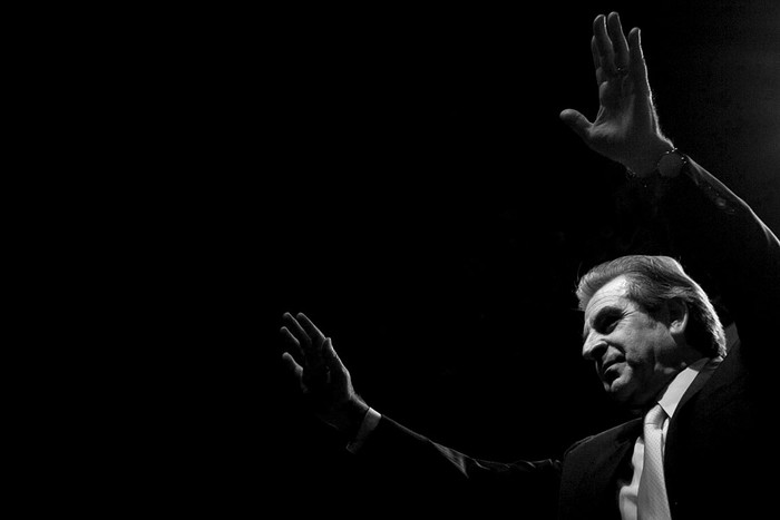 El candidato oficialista Eduardo Frei, saluda a sus seguidores tras la jornada de elecciones presidenciales en Santiago.  · Foto: Claudio Reyes