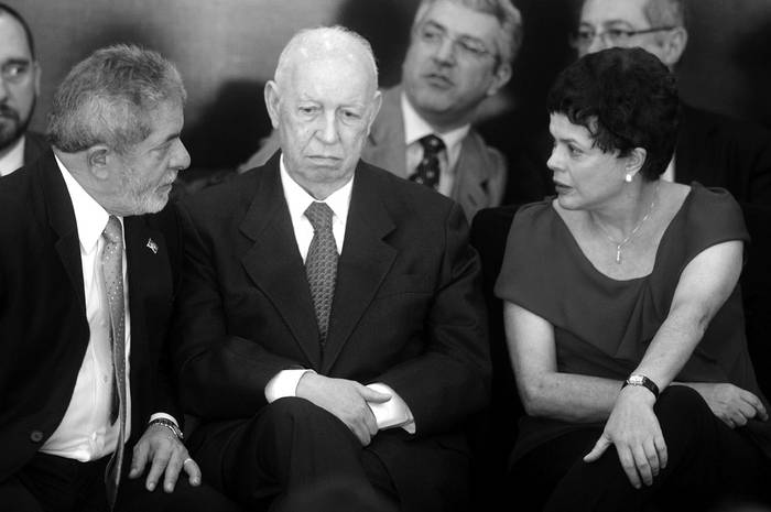 Luiz Inácio Lula da Silva, habla con el vicepresidente José Alencar  y la ministra Dilma Rousseff , durante la presentacion del plan nacional de derechos humanos, en Brasilia.  · Foto: EFE, Fernando Bizerra Jr