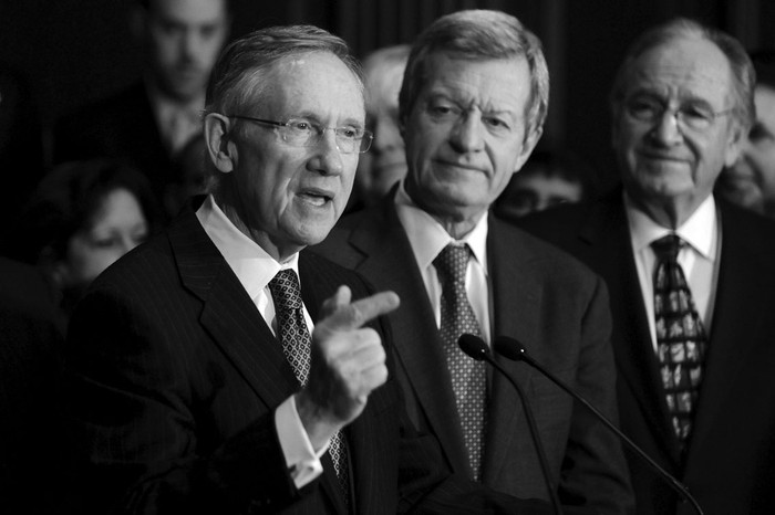 El líder de la mayoría demócrata en el Senado estadounidense, Harry Reid, realiza declaraciones durante una rueda de prensa celebrada el martes, en el Capitolio de Washington DC · Foto: Efe, Michael Reynolds