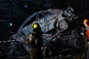 Miembros de las fuerzas de seguridad israelíes inspeccionan un lugar alcanzado por un misil lanzado desde Irán, el 13 de junio, en Ramat Gan, a las afueras de Tel Aviv. · Foto: Jack Guez, AFP