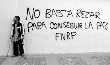 Pintada durante una nueva jornada de marchas del Frente de Resistencia Popular, simpatizantes del depuesto presidente Manuel Zelaya, ayer, en Tegucigalpa (Honduras), exigiendo la condena de los militares por el golpe de estado y la restitución de Zelaya al poder.
Pintada durante una nueva jornada de marchas del Frente de Resistencia Popular, simpatizantes del depuesto presidente Manuel Zelaya, ayer, en Tegucigalpa (Honduras), exigiendo la condena de los militares por el golpe de estado y la restitución de Zelaya al poder.