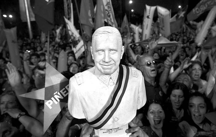 Seguidores del presidente electo chileno, Sebastián Piñera, sostienen un busto del dictador Augusto, al celebrar tras la jornada de elecciones presidenciales.  · Foto: Efe, Danny Alveal