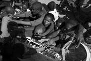  La Organización Mundial de la Salud distrubuye algunos alimentos a un grupo de haitianos en el centro de Puerto Príncipe (Haití).