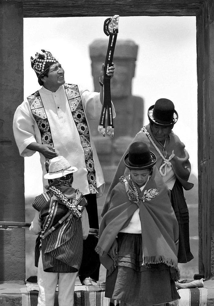El presidente de Bolivia, Evo Morales, fue investido ayer como líder espiritual de los pueblos indígenas de su país al recibir un bastón de mando en un ritual organizado en la ciudadela prehispánica de Tiahuanaco.  · Foto: EFE, Leo La Valle