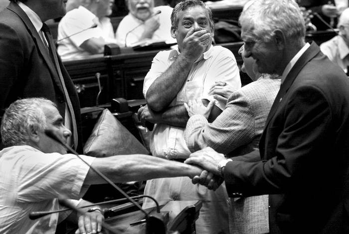  Los diputados frenteamplistas, Jorge Pozzi,  Horacio Yanes, Lilián Kechichian y Gustavo Guarino, ayer, durante la sesión de la cámara de diputados.  · Foto: Victoria Rodríguez