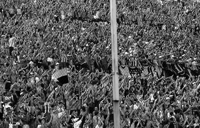 La hinchada de Peñarol, el sábado, durante el partido jugado en el Estadio Centenario.  · Foto: Agustín Fernández