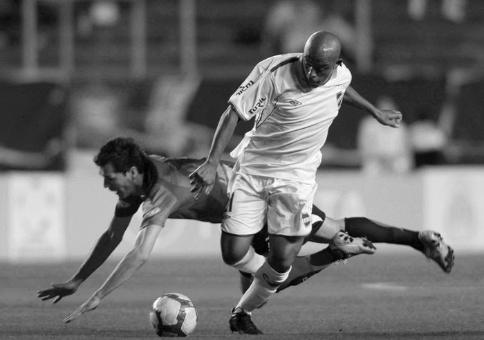  El delantero del Morelia Jared Borguetti y Javier Morales del Nacional hoy durante el partido de la Copa Libertadores de América en el estadio Morelos de Morelia (México).  · Foto: EFE, Leopoldo Smith Murillo