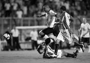  El jugador del Corinthians de Brasil Ronaldo (c) disputa el balón con Pallas (abajo) y Hernández (d) del Racing de Uruguay durante el partido de la Copa Libertadores de América