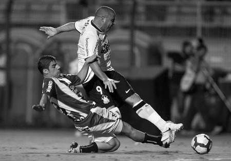 El jugador del Corinthians de Brasil Ronaldo y con Hernández del Racing de Uruguay durante el partido de la Copa Libertadores de América ayer, en el estadio Pacaembu, en Sao Paulo (Brasil). · Foto: EFE, Sebastião Moreira El jugador del Corinthians de Brasil Ronaldo y con Hernández del Racing de Uruguay durante el partido de la Copa Libertadores de América ayer, en el estadio Pacaembu, en Sao Paulo (Brasil). · Foto: EFE, Sebastião Moreira