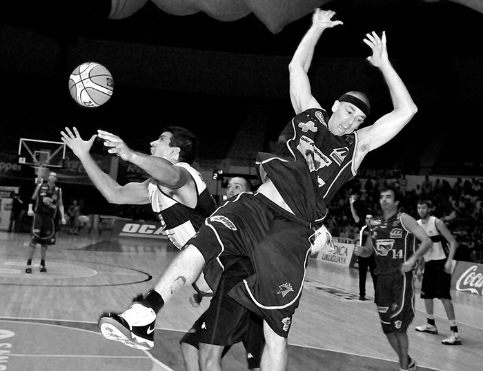 Robby Collum, de Defensor Sporting, y Emilio Taboada, de Biguá, el viernes, en el Cilindro.  · Foto: Javier Calvelo