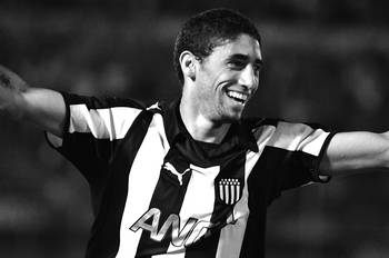 Jonhatan Urretaviscaya, el sábado, tras convertir el tercer gol de Peñarol ante River Plate en el Estadio Centenario. Jonhatan Urretaviscaya, el sábado, tras convertir el tercer gol de Peñarol ante River Plate en el Estadio Centenario.