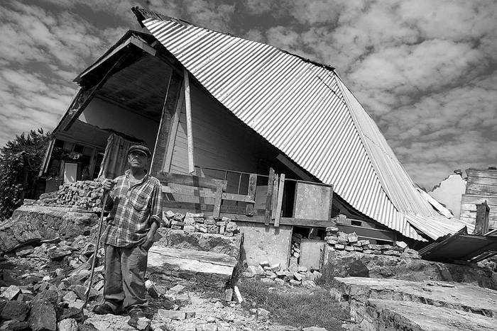 Un hombre frente a los restos de su vivienda en Concepción, destruida tras el terremoto de 8,8 grados en la escala de Richter que sacudió el sábado el centro y sur de Chile. · Foto: Efe, Claudio Reyes