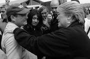  La presidenta chilena, Michelle Bachelet (d), consuela a un poblador, en la localidad de Iloca, a 240 kilómetros al sur de Santiago. 


