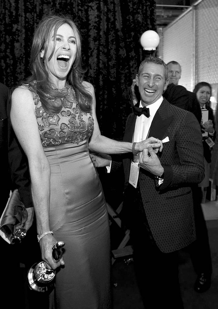 La directora estadounidense Kathryn Bigelow celebrando su Oscar a Mejor Dirección por The Hurt Locker (Vivir al límite), junto al productor Adam Shankman.  · Foto: Efe, Richard Harbaugh