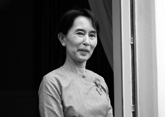  Fotografía de archivo tomada el 4 de noviembre de 2009 que muestra a la líder opositora Aung San Suu Kyi, durante su reunión con el secretario de estado adjunto estadounidense para Asia del Este y Pacífico, Kurt Campbell, en un hotel en Rangún (Myanmar).  · Foto: Efe, Nyein Chan Naing