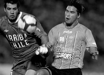 El arquero Rodrigo Muñoz, de Nacional y Ruben Ramírez (d) del Banfield de Argentina, durante el partido de Copa Libertadores, anoche, en el estadio Centenario El arquero Rodrigo Muñoz, de Nacional y Ruben Ramírez (d) del Banfield de Argentina, durante el partido de Copa Libertadores, anoche, en el estadio Centenario