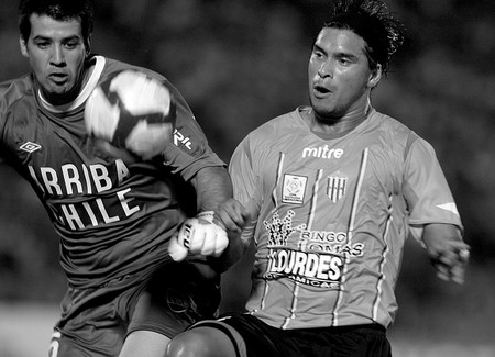 El arquero Rodrigo Muñoz, de Nacional y Ruben Ramírez (d) del Banfield de Argentina, durante el partido de Copa Libertadores, anoche, en el estadio Centenario · Foto: EFE, Iván Franco El arquero Rodrigo Muñoz, de Nacional y Ruben Ramírez (d) del Banfield de Argentina, durante el partido de Copa Libertadores, anoche, en el estadio Centenario · Foto: EFE, Iván Franco