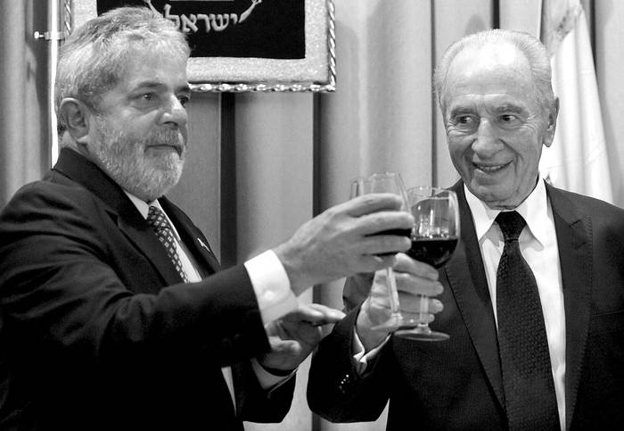 El presidente de Brasil, Lula da Silva, y su par israelí, Shimon Peres, en un encuentro en Jerusalem durante la gira del mandatario brasileño, cuyo principal objetivo es abrir el mercado de Medio Oriente y potenciar el Tratado de Libre Comercio Mercosur-Israel, que entrará en vigor para Brasil el 4 de abril. 
 · Foto: Efe, Mark Neyman