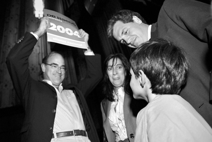 Javier de haedo, Sandra Requejo, Juan Curbelo y su hijo, Joaquín, anoche previo al comienzo del acto en el cine Metro. 
 · Foto: Javier Calvelo