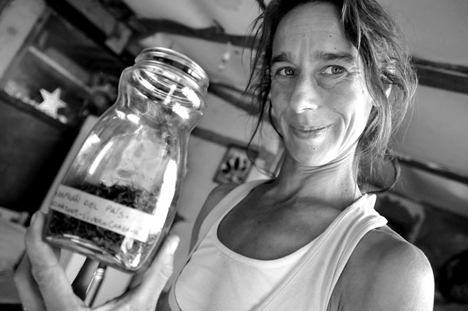 Alicia Teixeira de Melo, micro productora rural de Puntas de Manga, con un frasco de azafrán de su propio cultivo. · Foto: Javier Calvelo