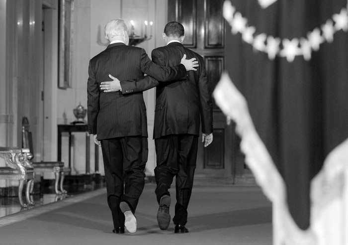El presidente de EE.UU., Barack Obama (d), abandona el lugar junto al vice presidente, Joseph Biden (i), después de hablar en el podio sobre la aprobación de la reforma en salud.  · Foto: Efe, Shawn Thew