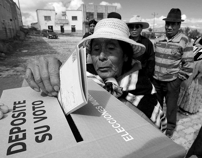 Una mujer aimara de la localidad de Copancara vota en la elecciones regionales y municipales bolivianas · Foto: EFE, Martín Alipaz