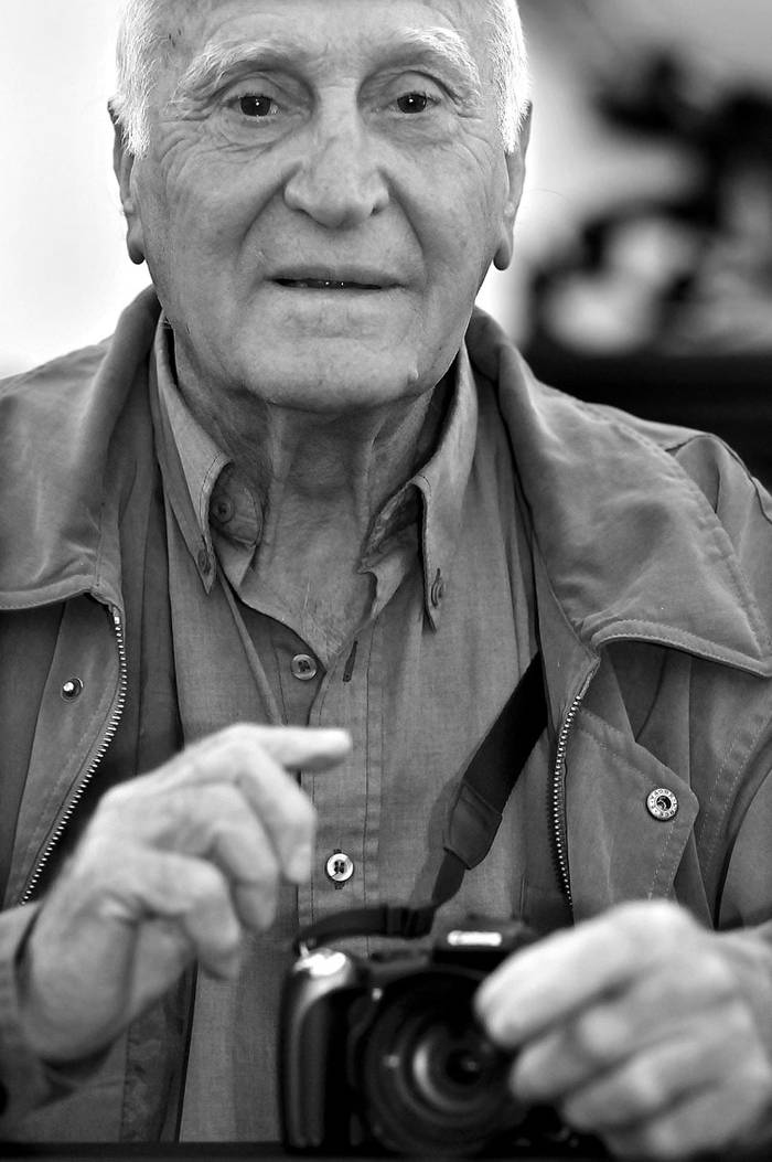Aurelio González, ayer, durante el acto en que fue declarado ciudadano ilustre de Montevideo · Foto: Javier Calvelo