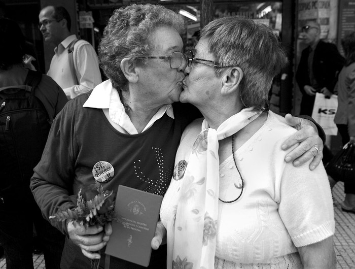Norma Castillo y Ramona Arévalo, se besan tras haberse casado en una ceremonia civil en la Ciudad de Buenos Aires. Norma y Ramona conforman el primer matrimonio lésbico legal de este país. (archivo, 9 de abril) · Foto: EFE, Leo La Valle