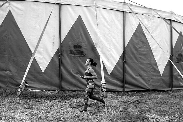 Detrás de la carpa, una chica corre desde su casa rodante hacia el circo, justo a tiempo para salir a escena · Foto: Ricardo Antúnez