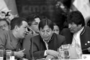 Hugo Chávez, el canciller de Bolivia, David Choquehuanca, y Evo Morales, en la clausura de la Conferencia Mundial de los Pueblos sobre el Cambio Climático, en Tiquipaya. 