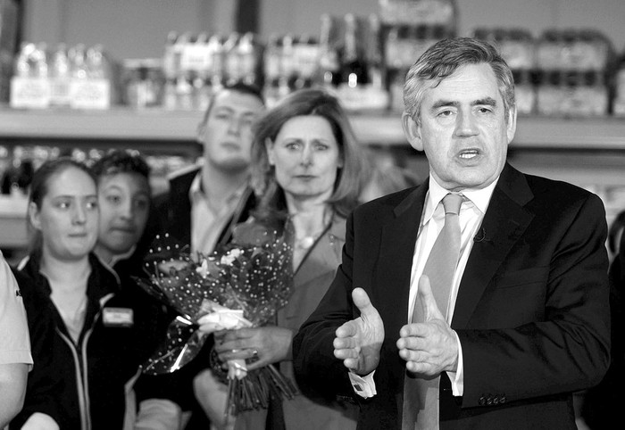 El primer ministro Gordon Brown visita un supermercado en Telford, Reino Unido, acompañado por su esposa Sarah, el martes.  · Foto: Efe, Anita Maric