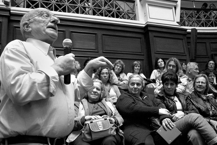 Mario Córdoba, ayer, en el paranifo de la Universidad de la República.  · Foto: Victoria Rodríguez