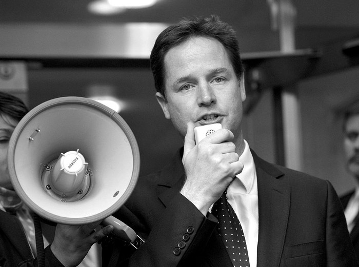 El líder del Partido Liberal Demócrata, Nick Clegg, se dirige a sus votantes durante una protesta en la plaza Smiuth de Londres, el sábado.  · Foto: Efe, Daniel Deme