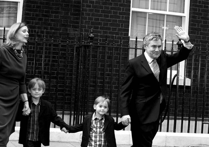 El primer ministro del Reino Unido y presidente del Partido Laborista británico, Gordon Brown, acompañado por su mujer, Sarah, y sus hijos, saluda a la salida de su residencia oficial, en el 10 de Downing Street, en Londres, después de anunciar su dimisión.  · Foto: Efe, Facundo Arrizabalaga