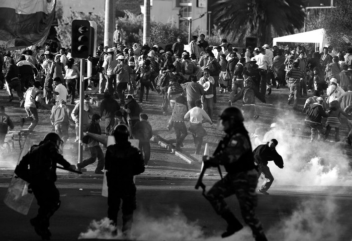 Indígenas ecuatorianos protestan, ayer, en las afueras de la Asamblea Nacional legislativa (Parlamento), en Quito (Ecuador), luego de que la Asamblea rechazara una propuesta para efectuar una "consulta previa" a las comunidades indígenas sobre la polémica Ley de Recursos Hídricos, cuyo trámite ha desatado protestas de las organizaciones campesinas.  · Foto: Efe, José Jácome