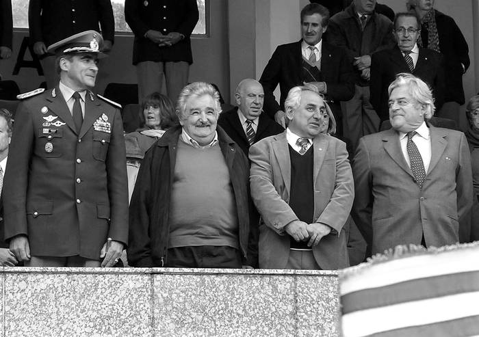 Jorge Rosales, José Mujica, Luis Rosadilla y Luis Alberto Lacalle, ayer, durante la celebración del Día del Ejército.  · Foto: SEPREDI S/D DE AUTOR