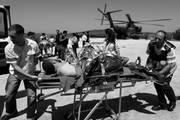 Soldados israelíes trasladan heridos en camillas a su llegada en un helicóptero militar a un hospital de Jerusalén (Israel).

