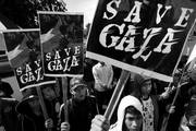 Activistas musulmanes indonesios sostienen pancartas durante una protesta frente a la embajada de Estados Unidos en Yakarta, Indonesia". 