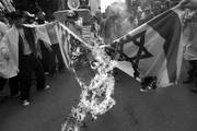  Un grupo de manifestantes musulmanes indonesios queman una bandera israelí y otra estadounidense durante una protesta para mostrar su rechazo al asalto israelí a la "Flotilla de la Libertad". 
